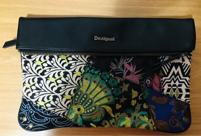 Bolso de mano Desigual bandolera negro y estampado
