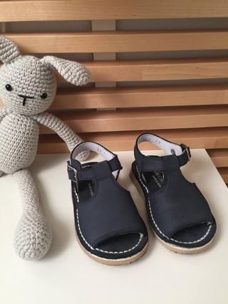 Sandalia bebé talla 22 piel Okaaspain de segunda mano por 10 EUR en Alcalá  de Henares en WALLAPOP