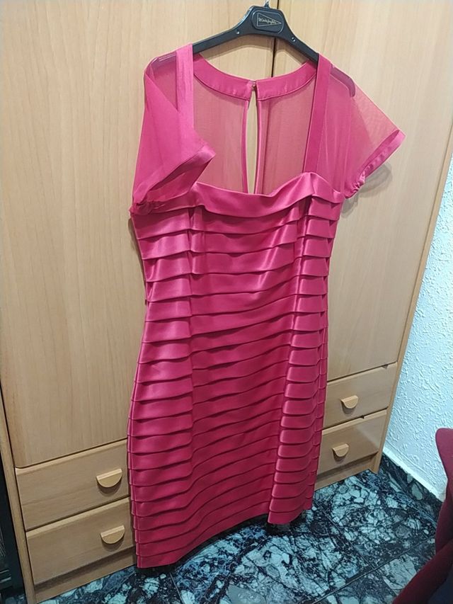 Vestido color rosa fucsia sintesis