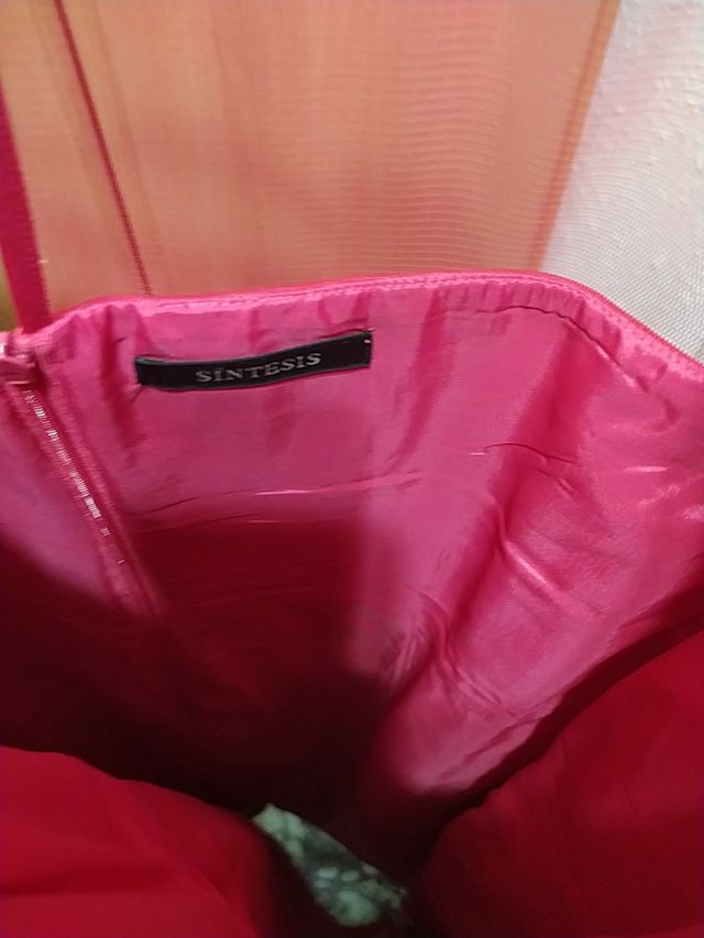 Vestido color rosa fucsia sintesis