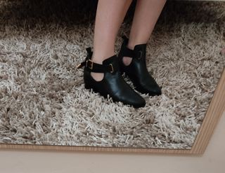 Botines Cut Out Hebillas de segunda mano por 14 EUR en A Coruña en WALLAPOP