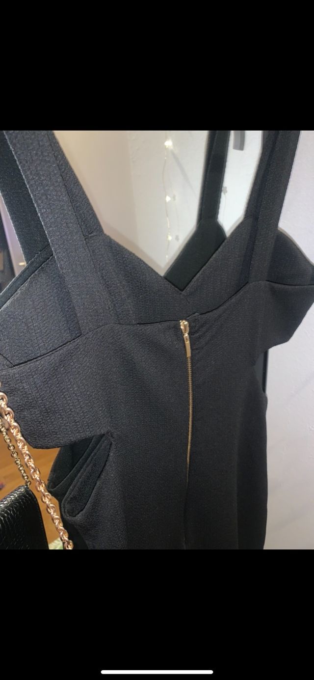  Vestido ajustado con aberturas 