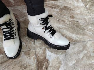 Botas blancas piel de segunda mano por 98 EUR en Oviedo en WALLAPOP