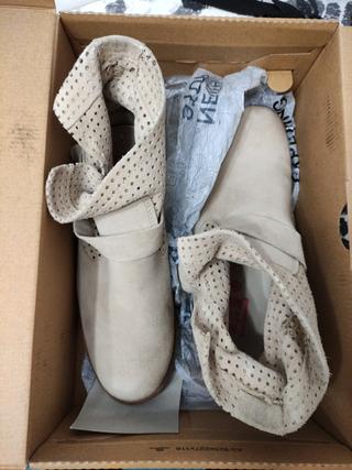 Botines de piel de primavera verano de segunda mano por 20 EUR en Ametzola  en WALLAPOP