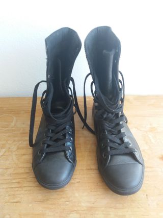Botas negras converse all star cuero de segunda mano por 30 EUR en  Barcelona en WALLAPOP
