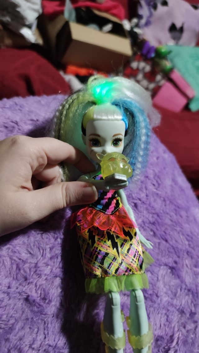 Monster High Frankie alto voltaje Electrizada
