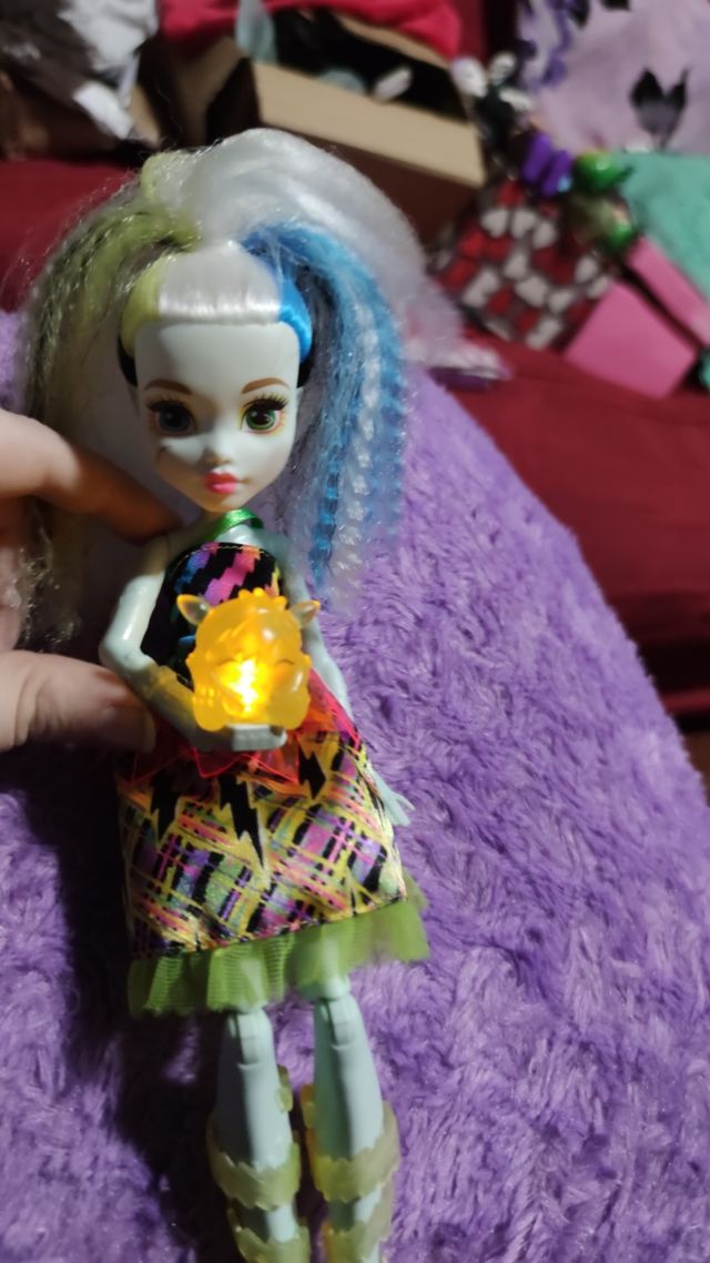 Monster High Frankie alto voltaje Electrizada