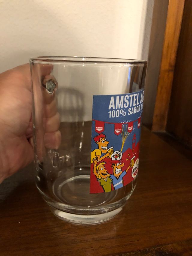 Jarras de cerveza Águila Amstel