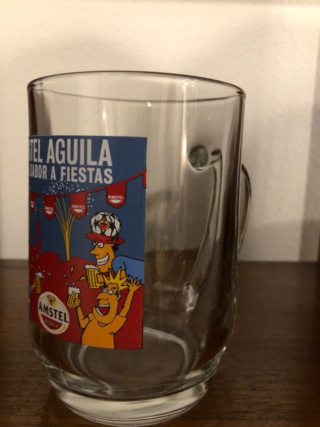 Jarras de cerveza Águila Amstel