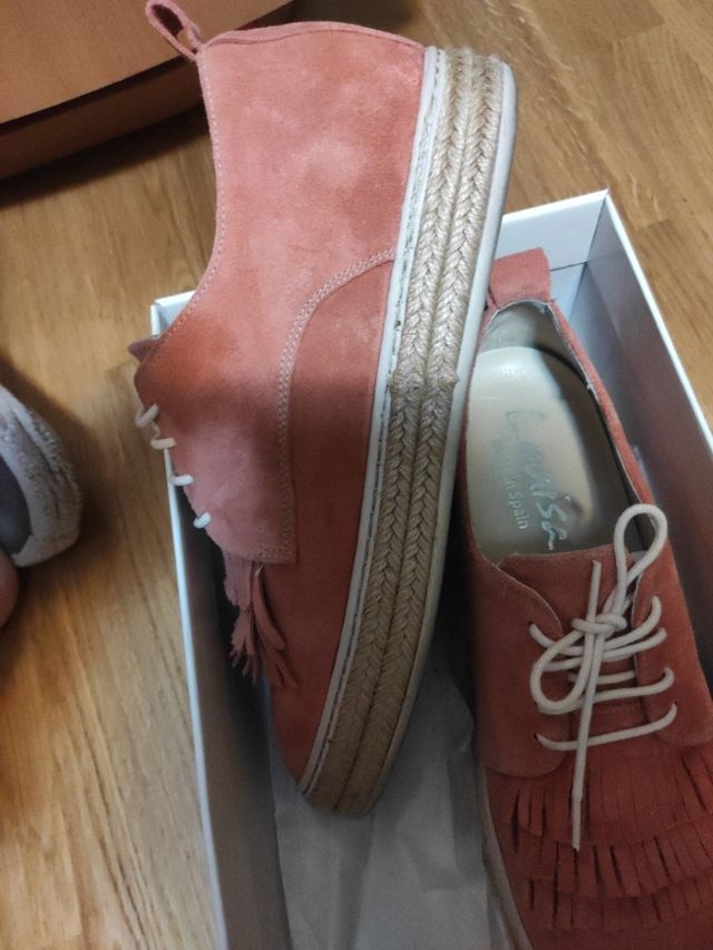 zapato deportiva color melocotón