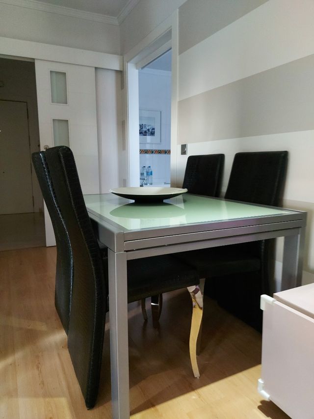 mesa y sillas salón