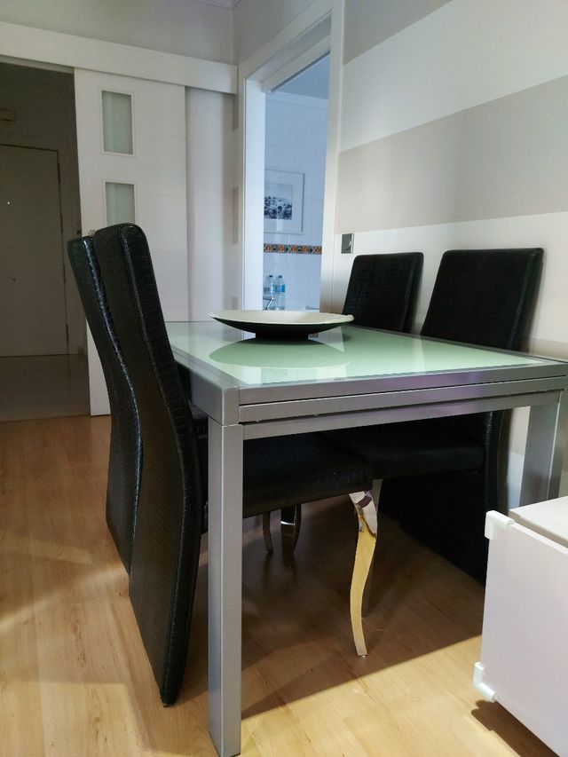 mesa y sillas salón