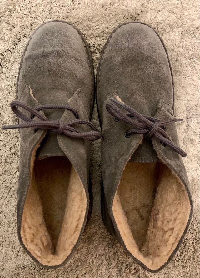 Bota calentita de serraje. Color gris