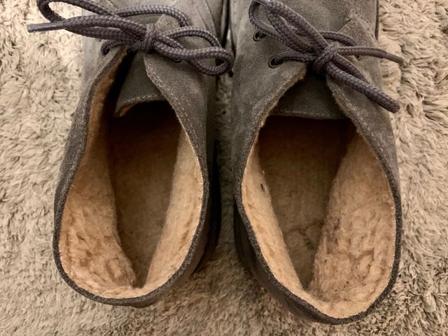 Bota calentita de serraje. Color gris