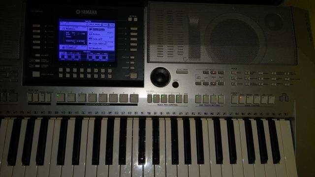 Cambio por altavoces ,teclado yamaha como nueva.