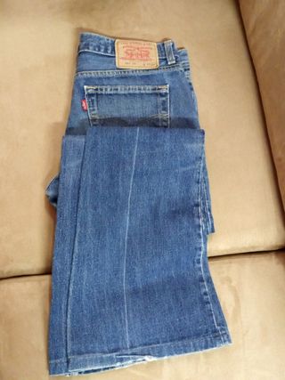 Pantalon levis mujer bota ancha talla 32 34. de segunda mano por 25 EUR en  L\\'Hospitalet de Llobregat en WALLAPOP