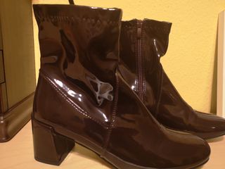 Botas de charol color vino de segunda mano por 15 EUR en Madrid en WALLAPOP