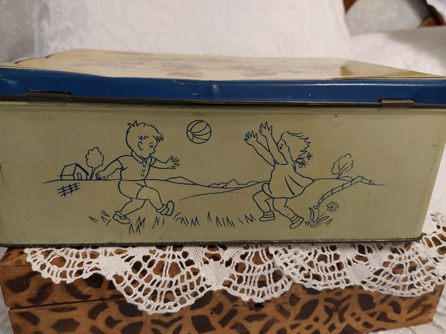 Caja antigua hojalata.