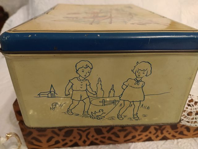 Caja antigua hojalata.