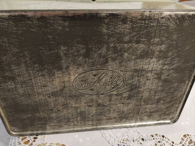 Caja antigua hojalata.