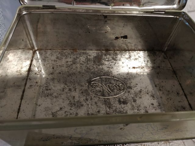 Caja antigua hojalata.