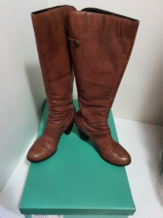 Botas altas mujer Clarks de segunda mano por 1 EUR en Sant Adrià de Besòs  en WALLAPOP