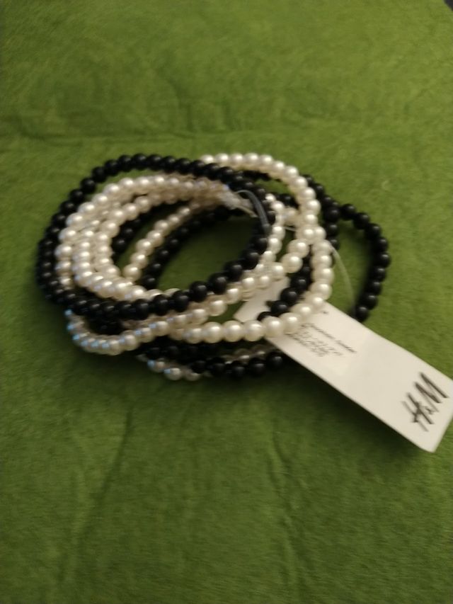 pulseras perlas y bolitas negras