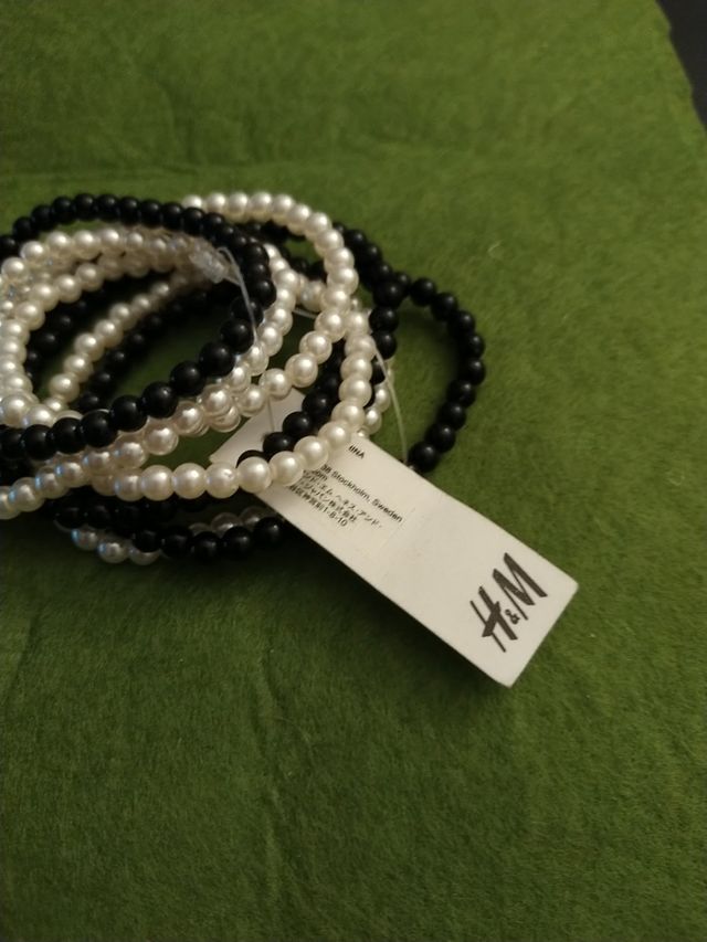pulseras perlas y bolitas negras