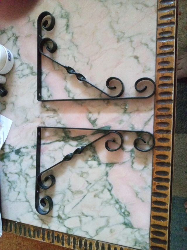 Dos portaestanterias rusticas nuevas.