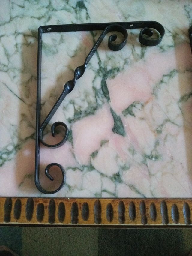 Dos portaestanterias rusticas nuevas.