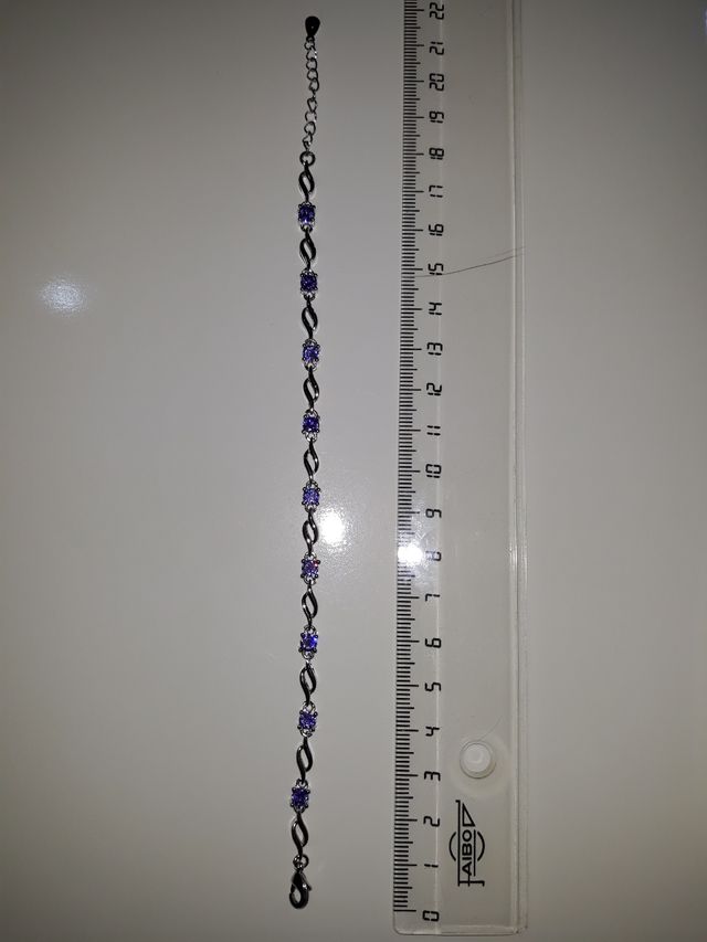 Elegante pulsera de plata con circonitas violeta