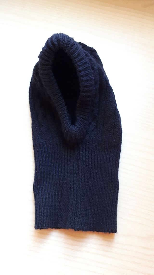 Gorro con cuello azul marino