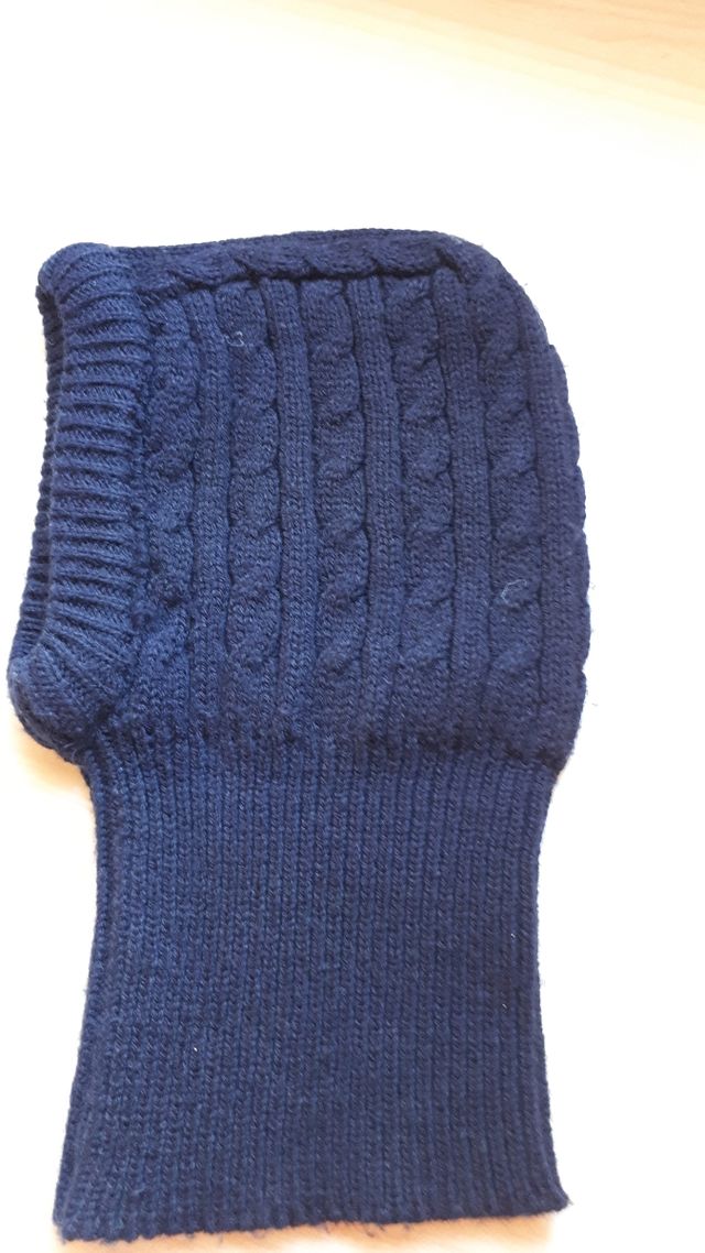 Gorro con cuello azul marino