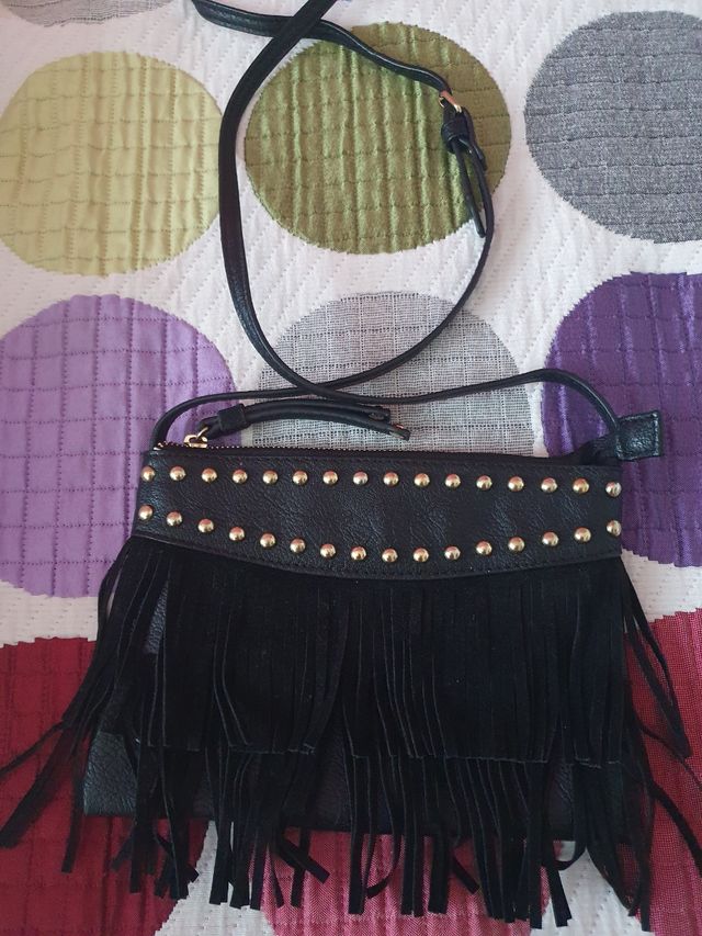 Bolso negro con flecos y tachuelas