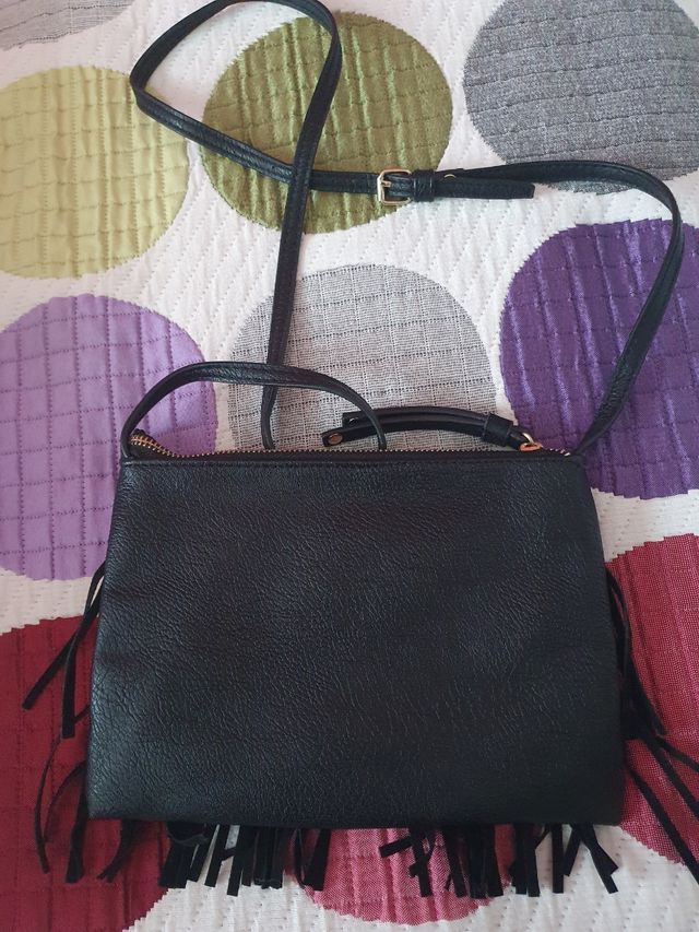 Bolso negro con flecos y tachuelas