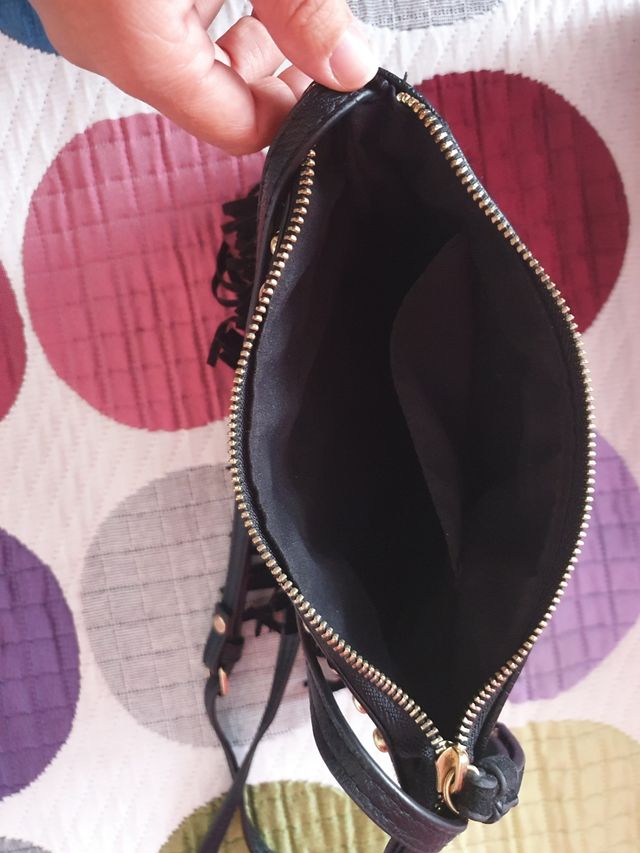 Bolso negro con flecos y tachuelas