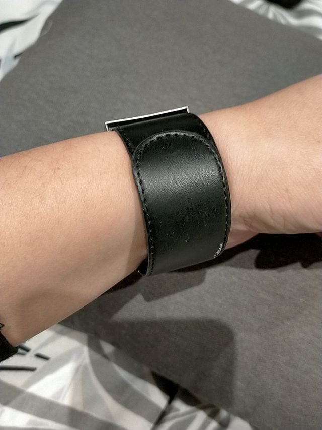 Pulsera de piel sintética con detalle en acero