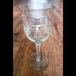 Copas antiguas de agua de cristal tallado