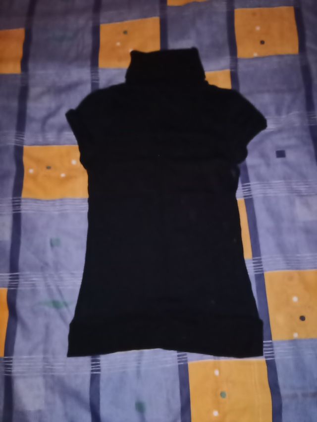Jersey negro cuello alto manga corta
