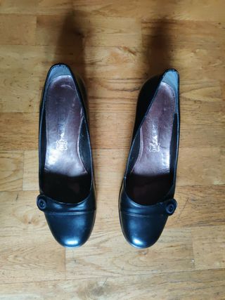 Zapatos poco tacón de segunda mano por 20 EUR en Valdefuentes en WALLAPOP