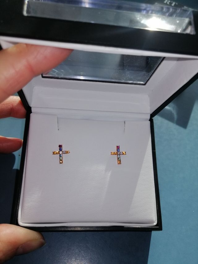 pendiente en forma de cruz con swarovskis 