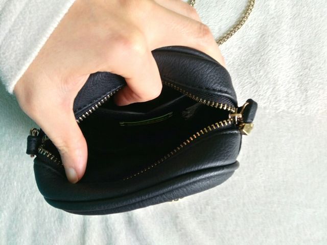 Bolsito bandolera negro con cadena dorada de ZARA