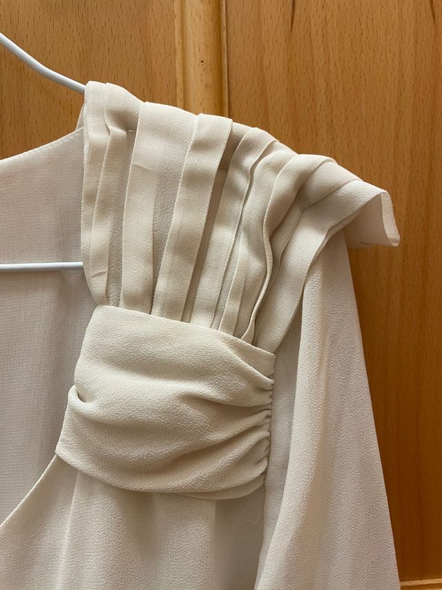 Blusa color crudo muy elegante y vaporosa