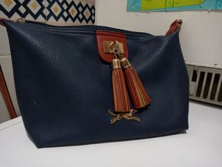 Bolso azul marino y adornos en marron de segunda mano por 7 EUR en Sevilla  en WALLAPOP