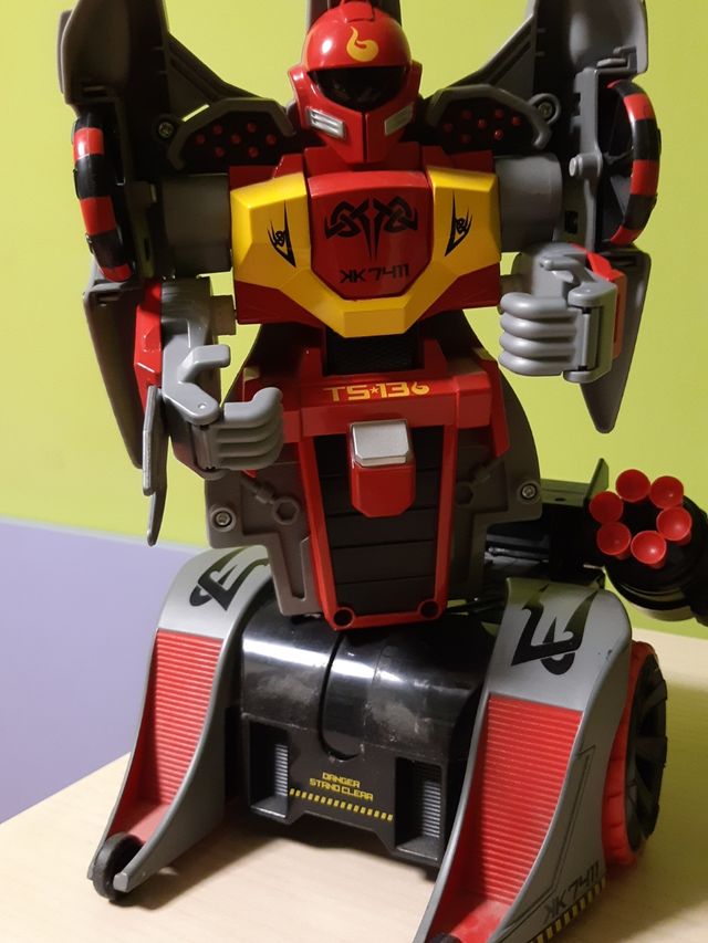 Coche transformer radio control maisto.