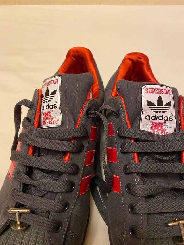 Red Hot Chili Peppers zapatillas Adidas Superstar de segunda mano por 400  EUR en San Javier en WALLAPOP