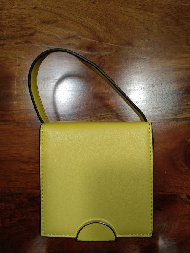 Bolso pequeño amarillo cuadrado