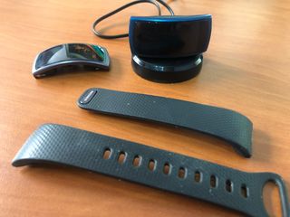 Samsung Gear Fit 2 cargador pantalla repuesto de segunda mano por 10 EUR en  Archena en WALLAPOP
