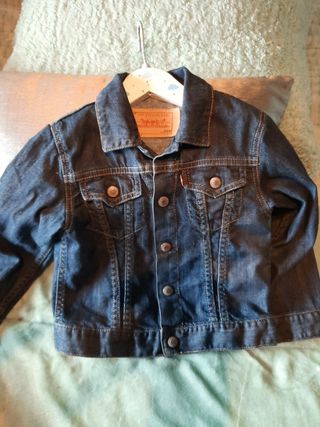 Chaqueta vaquera levi\\'s Strauss bebe de segunda mano por 15 EUR en Sestao  en WALLAPOP