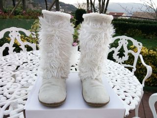 Botas de pelo blancas con pompones de segunda mano por 8 EUR en Redondela  en WALLAPOP